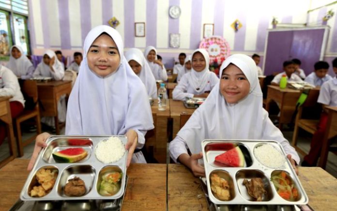 Makan Bergizi Gratis Tetap Lanjut Saat Puasa Ramadan Badan Gizi Nasional (BGN) memastikan program makan bergizi gratis tetap akan berjalan selama puasa Ramadan dengan penyesuaian skema baru. Foto: BGN.