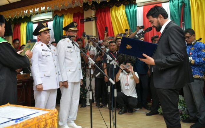Angkut Komoditas Ekspor ke Malaysia, Pemerintah Aceh Bakal Beli Ferry Roro Gubernur Aceh Muzakir Manaf (Mualem) mengungkapkan rencana Pemerintah Aceh untuk membeli kapal ferry Ro-Ro (roll-on/roll-off) untuk sarana ekspor komoditas alam Aceh ke Penang, Malaysia.