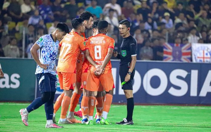 Gagal Promosi, Persiraja Surati Komite Wasit & Komdis PSSI Persiraja Banda Aceh dipastikan gagal mendapatkan tiket promosi ke Liga 1 usai dikalahkan PSPS Pekanbaru pada laga babak 8 besar Pegadaian Liga 2 di di Stadion Kaharuddin Nasution, Pekanbaru, Selasa (11/2/2025). Meski Liga 2 telah usai bagi Laskar Rencong, Persiraja Banda Aceh tetap mengajukan protes kepada PSSI terkait dugaan kecurangan yang dilakukan perangkat pertandingan saat menghadapi PSPS Pekanbaru.