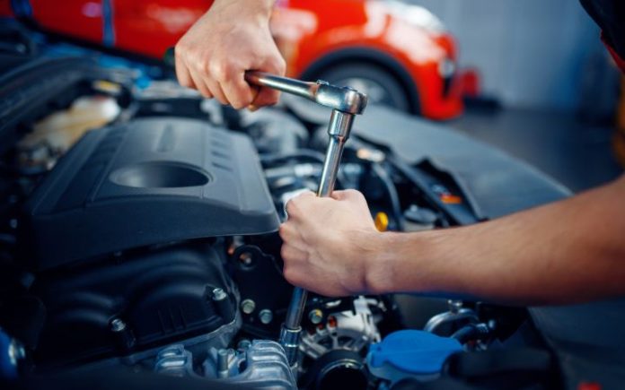 Gunakan Pertamax, Puluhan Mobil Harus Masuk Bengkel Puluhan mobil pribadi harus masuk bengkel Daihatsu Cibinong karena rusaknya fuel pump usai menggunakan bahan bakar Pertamax. Meski demikian, Pertamina menyebut kerusakan bukan akibat produk mereka. Ilustrasi: Komparatif.ID.