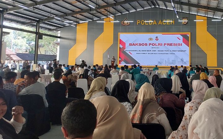 Kegiatan Baksos Polres Presisi yang membagikan ribuan paket sembako dan daging meugang jelang Ramadan di Mapolda Aceh. Foto: Komparatif.ID/Rizki Aulia Ramadan.