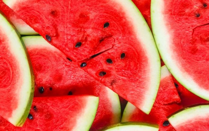 Hati-Hati, Jangan Campur Semangka dengan Makanan Ini!