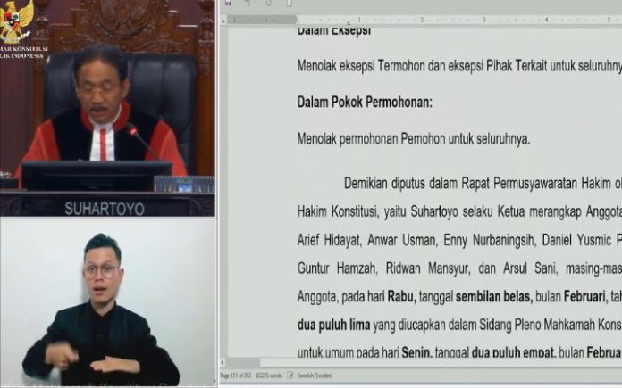 Pilkada Aceh Timur: MK Tolak Permohonan Tole, Al Farlaky Menang! Sidang pembacaan putusan sengketa pilkada Aceh Timur di Mahkamah Konstitusi (MK), Senin (24/2/2025). Foto: Youtube MK.