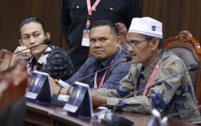 Saksi Tole Sebut Ketua PPS Keude Birem Coblos Suara Sisa Untuk Al Farlaky Komparatif.ID, Idi— Saksi pasangan calon bupati Aceh Timur nomor urut 1 Sulaiman (Tole)-Abdul Hamid, Madli Zaini menyebut ketua Ketua Panitia Pemungutan Suara (PPS) gampong Keude Birem, Kecamatan Birem Bayem, mencoblos surat suara sisa di TPS 02 untuk paslon 3 Iskandar Usman Al Farlaky-T. Zainal Abidin.