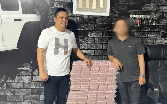 Suhendri Eks Ketua BRA Suhendri Dituntut 13,6 Tahun Penjara Kasus korupsi dana pengadaan budidaya ikan kakap dan pakan rucah di Badan Reintegrasi Aceh (BRA) memasuki babak baru, Jaksa Penuntut Umum (JPU) dari Kejaksaan Negeri Aceh Timur menuntut eks Ketua BRA, Suhendri, dengan hukuman 13 tahun enam bulan penjara serta denda Rp750 juta.