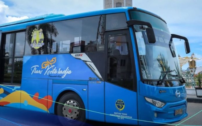 Trans Koetaradja Trans Koetaradja Kembali Beroperasi, Tambah 3 Rute Baru Trans Koetaradja kembali beroperasi mulai Selasa (25/2/2025) usai jeda operasional. Foto: HO for Komparatif.ID.