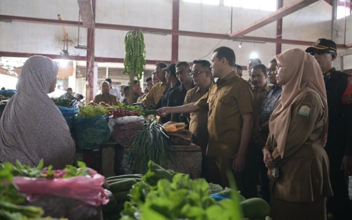 Jelang Ramadan, Daya Beli Masyarakat Aceh Menurun Wakil Gubernur Aceh Fadhlullah saat meninjau dan mengecek harga bahan pokok jelang Ramadan di Pasar Al Mahirah, Lamdingin, Banda Aceh pada Selasa (25/2/2025). Foto: HO for Komparatif.ID.
