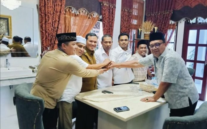 Syeh-Syoh Zulfadli Vs Dek Gadh Berakhir Difasilitasi Sekjen Partai Aceh Kamaruddin Abubakar, Ketua DPR Aceh Zulfadli dan Wakil Gubernur Aceh Fadhlullah Dek Fadh sepakat mengakhiri polemik. Foto: HO for Komparatif.ID. Perseteruan Ketua DPRA & Wagub Aceh Berakhir Atas Perintah Mualem