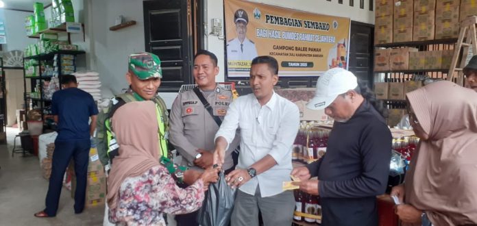 Jelang Ramadhan, Keuchik Bale Panah Bagi Hasil BUMDes untuk 371 KK Keuchik Bale Panah Teungku Muntazar saat membagikan paket Ramadan yang berasal dari bagi hasil dari keuntungan BUMDes. Foto: Ho for Komparatif.ID.