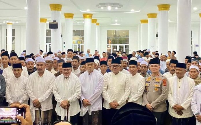 Abu MUDI Kukuhkan Abiya Anwar sebagai Pimpinan Dayah Darul Munawwarah Abiya Anwar dikukuhkan sebagai pimpinan Dayah Darul Munawwarah Kuta Krueng pada Sabtu (15/3/2025). Foto: HO for Komparatif.ID.
