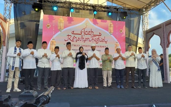 Aceh Ramadhan Festival Gubernur Buka Aceh Ramadhan Festival 2025 Pamerkan Seni Kaligrafi Hingga Kuliner Kanji Gubernur Aceh Muzakir Manaf, bersama Wali Kota Banda Aceh Illiza Sa'aduddin Djamal dan Kadisbudpar Aceh Almuniza Kamal pada pembukaan Aceh Ramadhan Festival 2025 di Halaman Masjid Raya, Banda Aceh, Rabu (12/3/2025). Foto: Rizki Aulia Ramadan/Komparatif.ID.