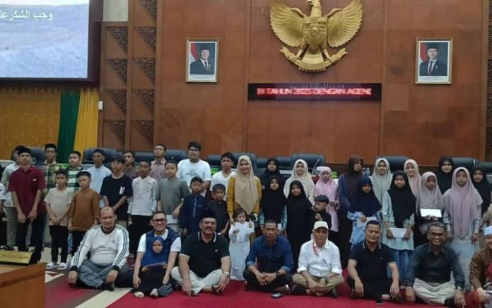 Anak Yatim DPRA Sambut Ramadan, DPRA Santuni Puluhan Anak Yatim Ketua DPRA Zulfadli bersama Sekjen PA Abu Razak, anggota DPRA dan Sekretaris DPR Aceh Khudri pada acara santunan puluhan anak yatim jelang Ramadan 1446 H di Gedung DPRA, Jumat (21/2/2025). Foto: HO for Komparatif.ID.