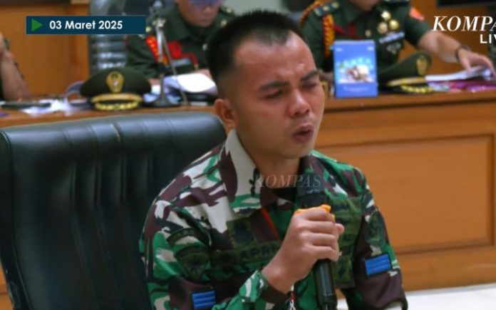 Oknum TNI AL Penembak Ilyas Nangis Saat Sidang, Sebut Teringat Alm Ayahnya Terdakwa Bambang Apri Atmojo menangis saat memberikan kesaksian di di Pengadilan Militer II-08 Jakarta Timur, Senin (3/3/2025). Foto: Screenshot live streaming youtube Kompas TV.