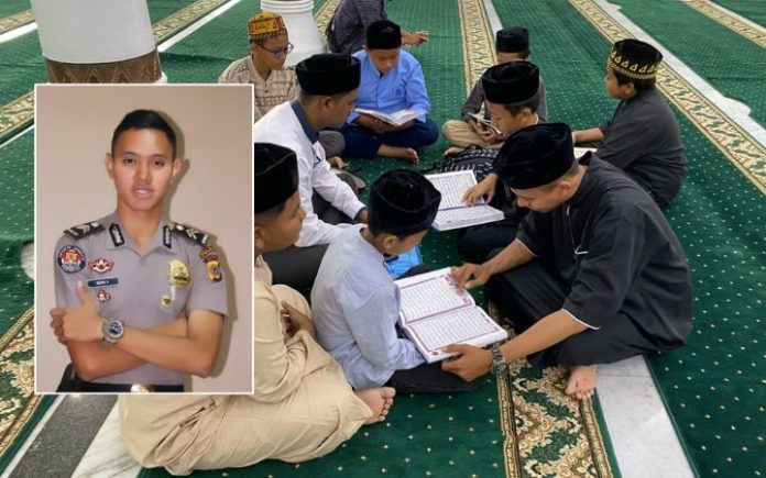 Briptu Kevin Tiep Uroe Jumeu’at, Briptu Kevin Hidayatullah Semeubeut di Masjid Raya Baiturrahman Briptu Kevin teungöh peubeut aneuk mit bak Meuseujid Raya Baiturrahman, Jumeu'at (14/3/2025) seupôt. Foto: HO for Komparatif.ID.