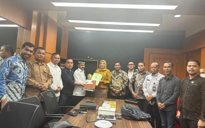DPRA dan Kemenpan RB Komisi I DPRA Perjuangkan Status Pegawai Honorer Aceh ke Kemenpan RB Komisi I DPR Aceh saat bertemu perwakilan Bidang Kedeputian SDM Aparatur Kemenpan RB, Isti Isrokhimah guna membahas nasib status pegawai honorer R2/R3 Aceh. Foto: DPRA.