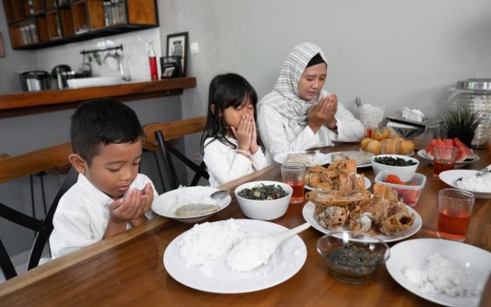 5 Pilihan Doa Buka Puasa Menurut Majelis Ulama Indonesia Doa buka puasa. Foto: Komparatif.ID.