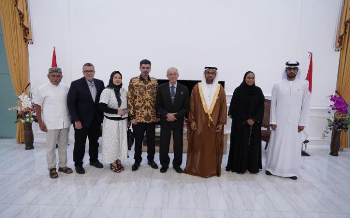 Dubes UEA Uni Emirat Arab Jajaki Peluang Investasi di Aceh Wali Nanggroe Aceh Paduka Yang Mulia Tgk. Malik Mahmud Al Haythar, Duta Besar Uni Emirat Arab untuk Indonesia H.E. Abdulla Salem Al Dhaheri, Presiden Direktur Mubadala Energy Abdulla Bu Ali, dan Gubernur Aceh H. Muzakir Manaf berfoto bersama usai pertemuan di Meuligoe Wali Nanggroe, Minggu (9/3/2025). Foto: HO for Komparatif.ID.