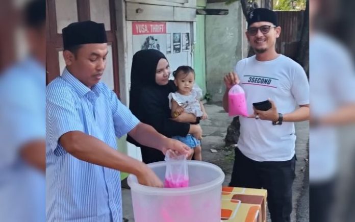 Saiful Amri Meukat Èh Bandông Tip Buleuen Puasa Saiful Amri (blah wie) geumeukat èh bandông tiep buleuen Puasa. Lapak gobnyan bak binèh jalan, toe ngön Gudang Bus JRG, di Lambhuk, Banda Aceh. Foto: HO for Komparatif.ID.