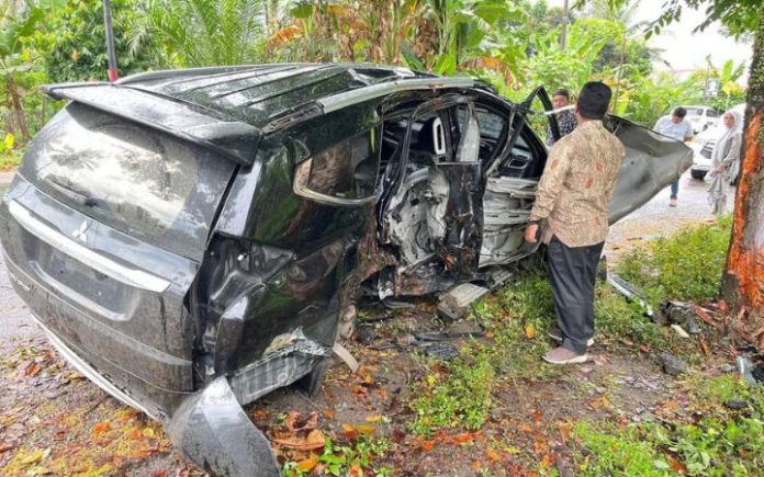Kadinkes Aceh Utara Kadinkes Aceh Utara Amir Syarifuddin Meninggal Karena Kecelakaan Mobil yang Kadinkes Aceh Utara Amir Syarifuddin ringsek usai alami kecelakaan. Foto: HO for Komparatif.ID.