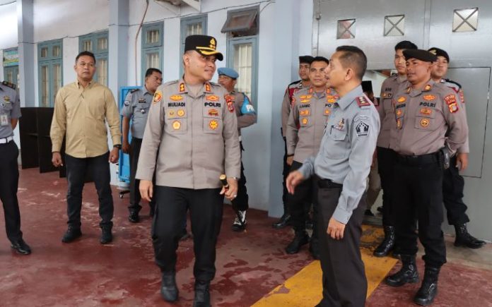 Kapolres Aceh Tamiang Muliadi Kapolres Aceh Tamiang Cek Keamanan Lapas Kuala Simpang Kapolres Aceh Tamiang AKBP Muliadi saat meninjau keamanan Lapas Kelas II B Kuala Simpang, Kamis (13/3/2025).