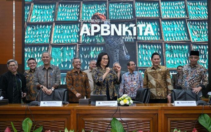 Menteri Kuangan Sri Mulyani Meski Defisit, Sri Mulyani Sebut Realisasi Postur APBN Masih Sesuai Aturan Menteri Keuangan (Menkeu) Sri Mulyani Indrawati pada konferensi pers APBN KiTA di Jakarta Pusat, Kamis (13/3/2025). Foto: Kemenkeu.