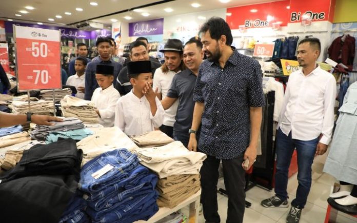 Mualem Ajak 120 Anak Yatim Berbelanja Baju Lebaran Gubernur Aceh, Muzakkir Manaf, menemani anak-anak yatim memilih pakaian lebaran di lantai tiga Suzuya Mall Lhokseumawe, Selasa (11//3/2025). Foto: HO for Komparatif.ID.