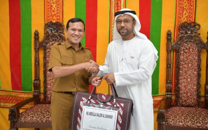Mubadala Energy Seudeukah 5 Boh Leumo Keu Makmeugang Uroe Raya Puasa 1446 H Waki Ule Pemerintah Aceh Fadhlullah ngen Presiden Direktur Mubadala Energy Indonesia Abdulla Bu Ali. Photo: HO for Komparatif.ID.