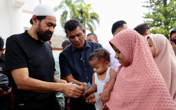 Muzakir Manaf Bagikan Santunan Meugang untuk Fakir Miskin