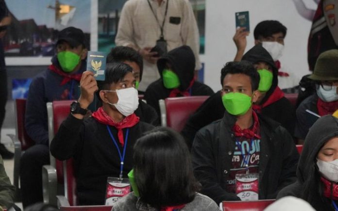 6.800 WNI Jadi Budak Pada Bisnis Penipuan dan Judi di Kamboja dan Myanmar WNI yang pernah bekerja di pusat penipuan di Myanmar timur duduk di ruang tunggu saat tiba di Bandara Internasional Soekarno-Hatta di Tangerang, Indonesia, Jumat (28/2/2025) usai tiba dari Thailand. Foto: AP Photo/Tatan Syuflana.