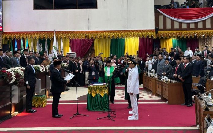 Pelantikan Gub Wagub Aceh (1) DPRA Gelar Rapat Paripurna Pelantikan Gubernur-Wakil Gubernur Aceh Gubernur dan Wakil Gubernur Aceh periode 2025-2030 Muzakir Manaf-Fadhlullah saat dilantik Mendagri Tito Karnavian dalam rapat paripurna DPRA di Gedung Utama DPRA, Rabu, (12/2/2025). Foto: Komparatif.ID/Fuad Saputra. Mualem di Singapura, Kendali Pemerintah Aceh Dipegang Dek Fadh