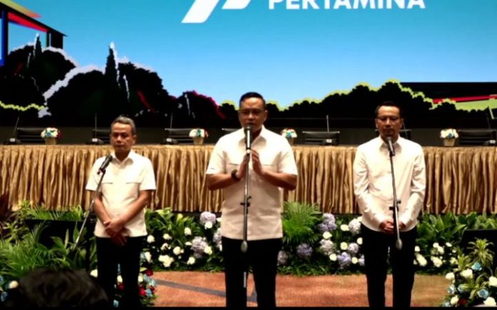 Patra Niaga Oplos BBM, Dirut Pertamina Akhirnya Minta Maaf Direktur Utama PT Pertamina Simon Aloysius Mantiri (tengah) meminta maaf terkait skandal korupsi yang menjerat pejabat Patra Niaga. Foto: Youtube Pertamina.
