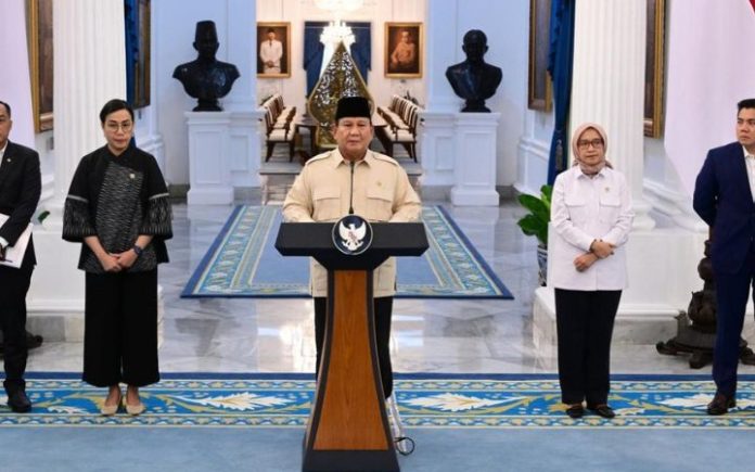 Prabowo: THR Aparatur Negara Dicairkan Mulai 17 Maret Presiden Prabowo Subianto mengatakan THR dan Gaji ke-13 bagi Aparatur Negara, termasuk ASN, PPPK, Hakim, prajurit TNI-Polri, serta para pensiunan dicairkan mulai 17 Maret. Foto: BPMI Setpres/Muchlis Jr.