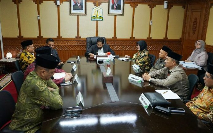 Gubernur Aceh Copot 2 Direksi Bank Aceh Gubernur Aceh Muzakir Manaf saat memimpin Rapat Umum Pemegang Saham Luar Biasa (RUPSLB) Bank Aceh yang dihadiri Bupati/Wali Kota pemegang saham di Banda Aceh, Jumat (15/3/2025).