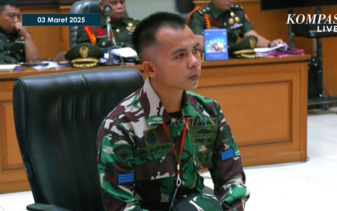 Saksi Absen, Pengadilan Militer Tetap Bacakan Keterangannya Terdakwa penembakan bos rental asal Aceh pada sidang kelima dengan agenda pemeriksaan saksi dan terdakwa di Pengadilan Militer II-08 Jakarta, Jakarta Timur, Senin (3/3/2025). Foto: Siaran langsung youtube Kompas TV. tni al