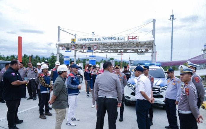 Tol Sibanceh Seksi Padang Tiji-Seulimuem Dibuka Gratis Mulai 20 Maret Kadishub Aceh bersama Dirlantas Polda Aceh saat meninjau kesiapan Sibanceh seksi Padang Tiji jelang dibuka fungsional, Jumat (14/3/2025).. Foto: HO for Komparatif.ID.