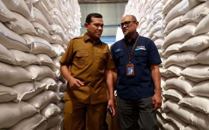 Fadhlullah: Stok Beras Aman, Harga Sembako Masih Terkendali Wakil Gubernur Aceh, Fadhlullah, SE, didampingi Kepala Kanwil Perum Bulog, Ihsan, saat meninjau ketersedian stok beras menjelang ramadan di Gudang Bulog, Gampong Siron, Kec. Ingin Jaya, Aceh Besar, Selasa (25/2/2025). Foto: Humas Aceh.