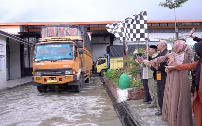 Wali Nanggroe Wali Nanggroe Lepas Ekspor Kopi Gayo ke Amerika dan Eropa Wali Nanggroe Aceh, Paduka Yang Mulia Tgk. Malik Mahmud Al Haythar, secara simbolis melepas ekspor kopi Arabika Gayo ke Amerika Serikat dan Denmark di markas Kopepi Ketiara, Kampung Umang, Bebesen, Aceh Tengah, Kamis (13/3/2025). Foto: HO for Komparatif.ID.