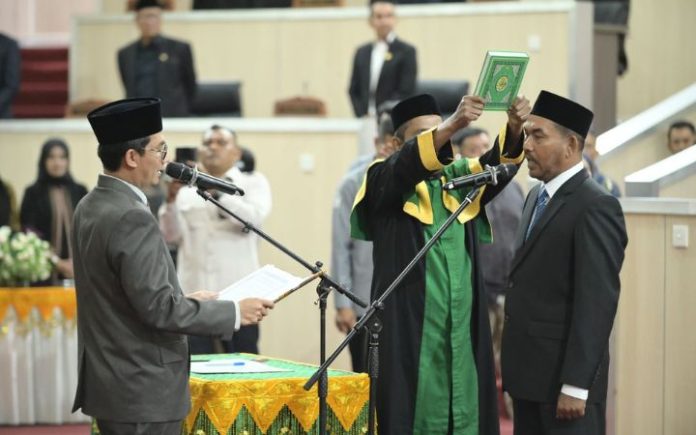 Zulkasmi Zulkasmi Dilantik Sebagai Anggota DPRK Banda Aceh Gantikan Isnaini Husda Ketua DPRK Banda Aceh Irwansyah saat melantik Zulkasmi sebagai anggota DPRK Banda Aceh menggantikan Isnaini Husda. Foto: HO for Komparatif.ID.
