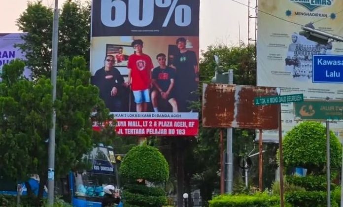 celana pendek (1) Promosi celana pendek untuk dewasa oleh sebuah supermarket di Banda Aceh.