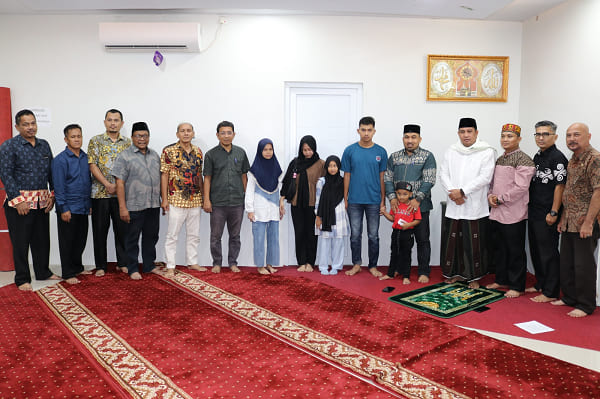 iswanto (1) Usai Salat Gaib dan samadiah untuk almarhum Abu Razak, Kamis (27/3/2025), DPMPTSP Aceh menyantuni anak yatim dari lingkungan internal. Foto: HO for Komparatif.ID.
