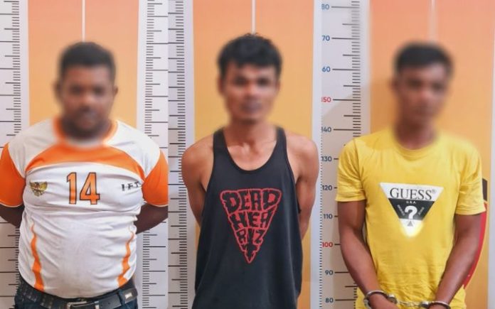 penculik penjual keripik Gegara Utang, Seorang Penjual Keripik di Bireuen Diculik Polres Bireuen mengamankan tiga terduga pelaku penculikan penjual keripik di Peudada. Foto: HO for Komparatif.ID.