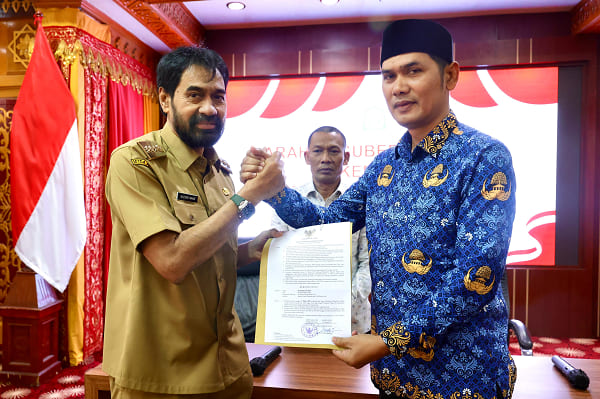 terima sk (1) nasir syamaun plt sekda aceh
