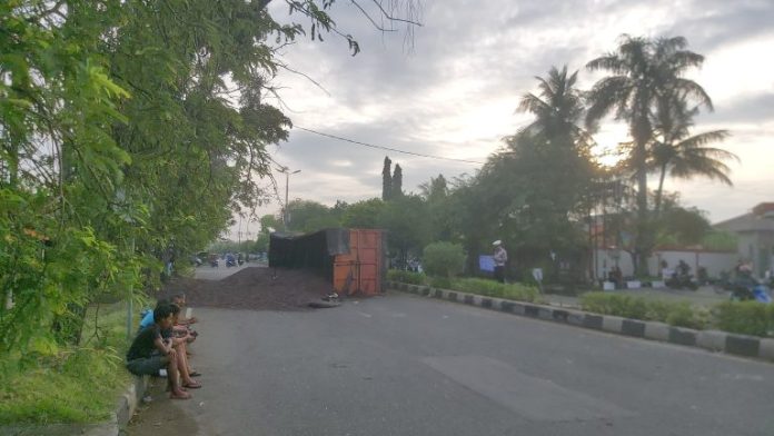 truk terguling simpang dodik truk terguling