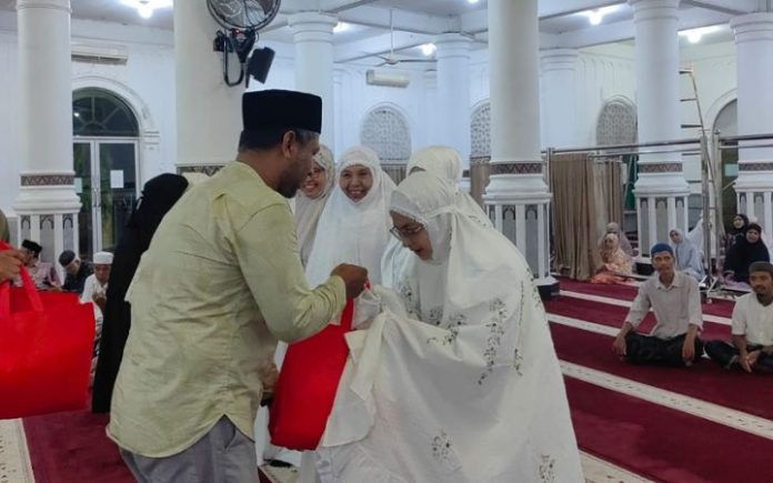 Peusijuk calon jamaah haji Jeulingke Warga Rawa Sakti Jeulingke Peusijuk 12 Calon Jamaah Haji
