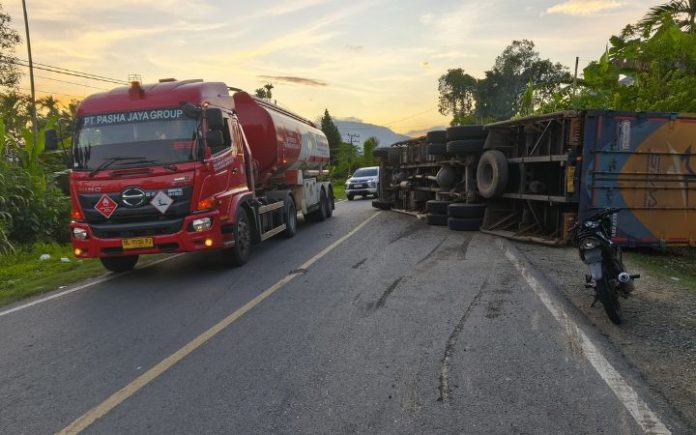 Truk Fuso Padang Tiji Truk Fuso Pengangkut Kertas HVS Terguling di Padang Tiji