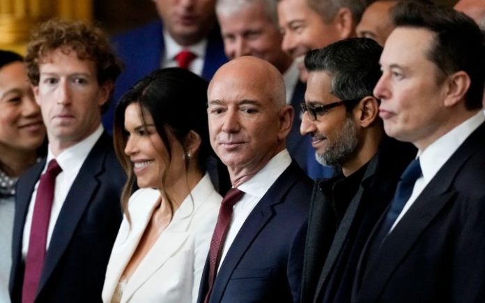 bezos elon musk Tarif Baru Trump Bikin 500 Miliarder Dunia Rugi Rp3.444 Triliun