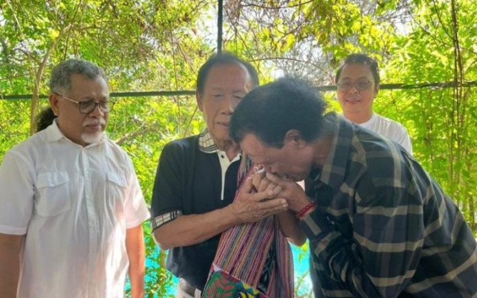 Minta Maaf, Ketum GRIB Hercules Cium Tangan Sutiyoso