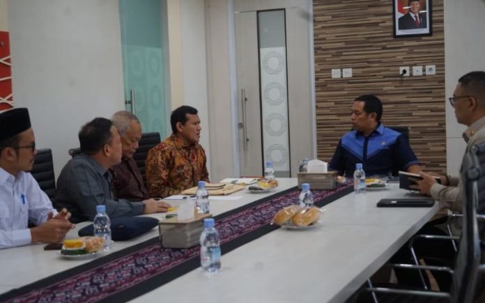 Wagub Aceh (1) Wakil Gubernur (Wagub) Aceh, Fadhlullah saat bertemu Kepala Kantor Komunikasi Kepresidenan, Hasan Nasbi, di Jakarta, Rabu (28/5/2025). Foto: HO for Komparatif.ID.