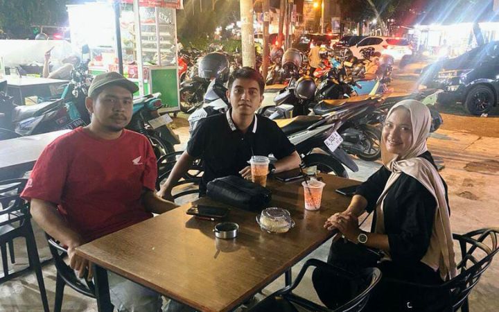 Siti Syawaliyah saat berbincang dengan Komparatif.ID di kawasan Simpang BPKP, Banda Aceh, pada Sabtu (17/5/2025) malam. Foto: HO for Komparatif.ID.