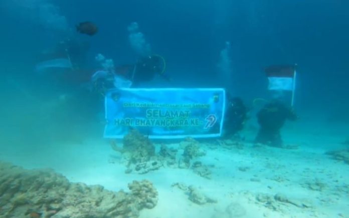 Ditpolairud Polda Aceh Kibarkan Merah Putih di Dasar Laut Sabang